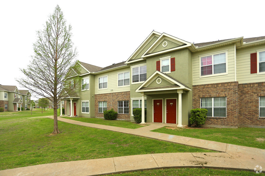 Exterior - Westchester Woods Apartments