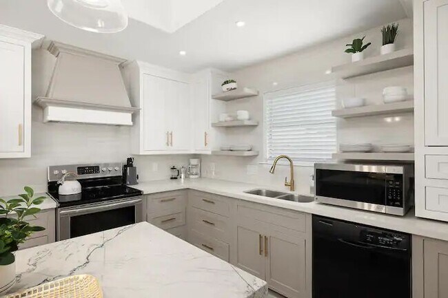 Primary Photo - 312 Xanthisma Ave