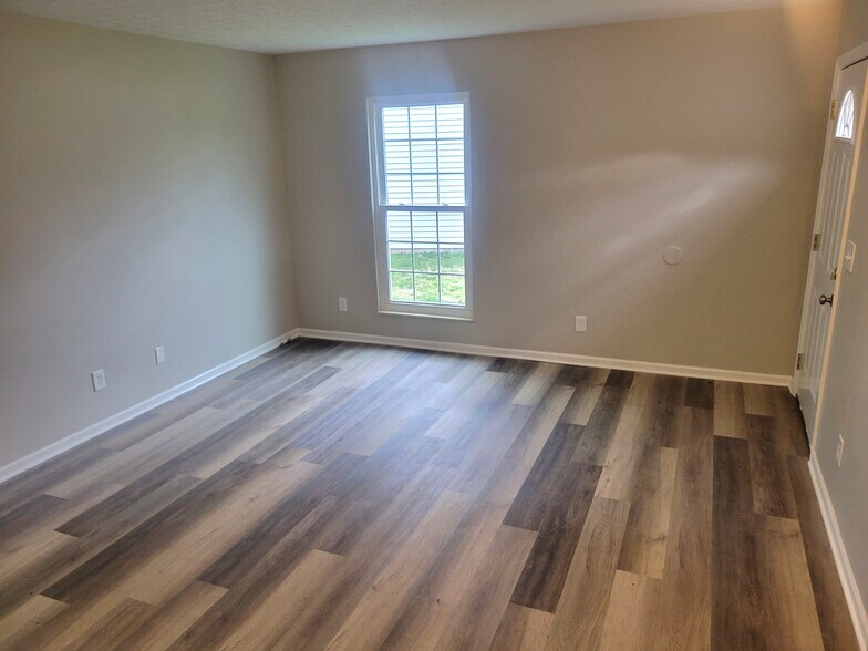 Building Photo - 2206 Big Tree Dr