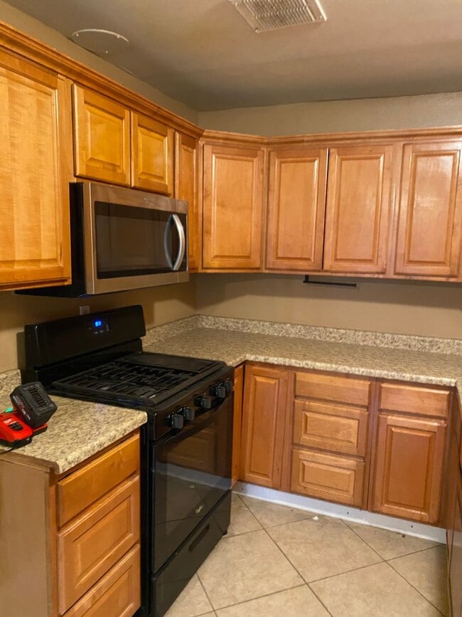 Building Photo - Lake Elsinore 2-Bedroom Home – $1,899 Limi...