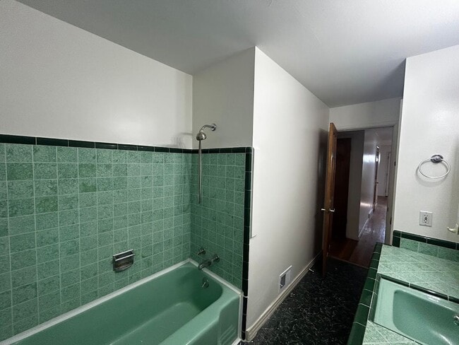 Building Photo - Newly Painted 2-Bedroom Apartment in SLC!