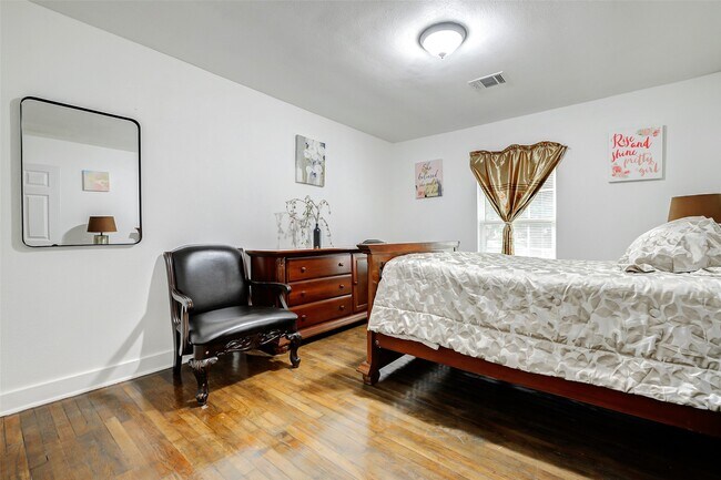 Building Photo - 706 Beaumont St