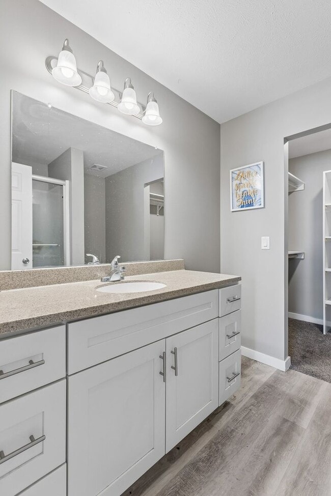 Building Photo - 4-Bedroom Townhome Near Village Pointe!!