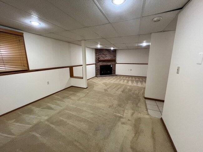 Building Photo - Large 3 Bed 2 Bath Home!