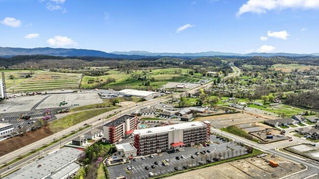 Building Photo - 210 Raceday Center Dr