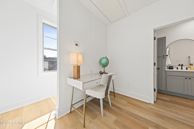 Building Photo - 204 Steiner Oaks