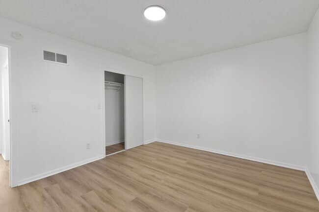 Building Photo - Just Listed! Step into one of the Northlan...