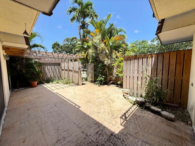 Building Photo - 710 7th Ln