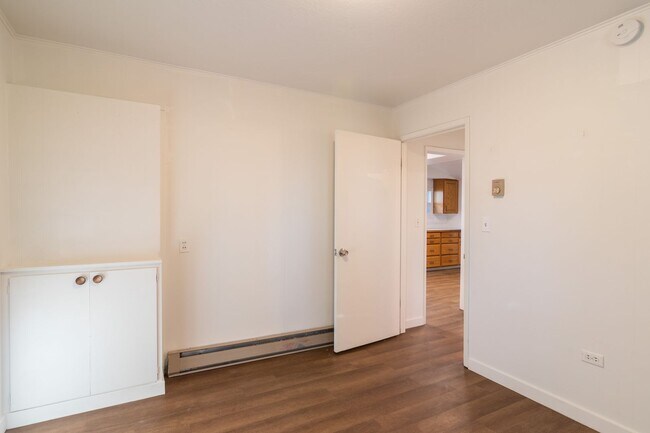 Building Photo - Quaint Farmhouse near Silverlake!