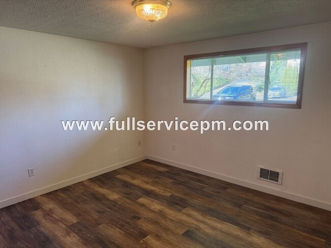 Building Photo - Charming house in downtown Snohomish