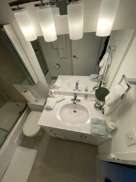 Building Photo - 905 Brickell Bay Dr