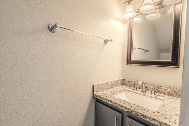 Building Photo - Open Concept Townhome with Balcony