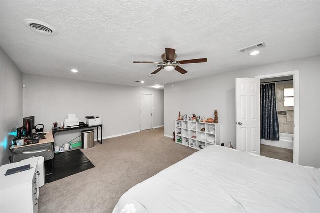 Building Photo - 2402 Bammel Timbers Ln
