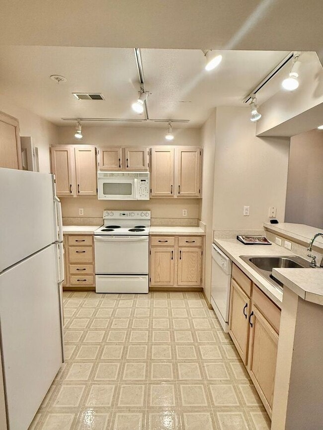 Building Photo - Cozy Two Bed/Two Bath Condo in Convenient ...