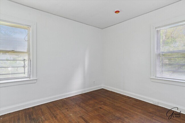 Building Photo - 10343 Crocuslawn Ave