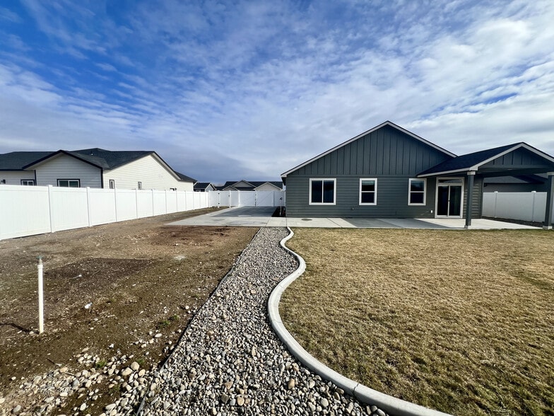 Building Photo - 2395 Chelan St