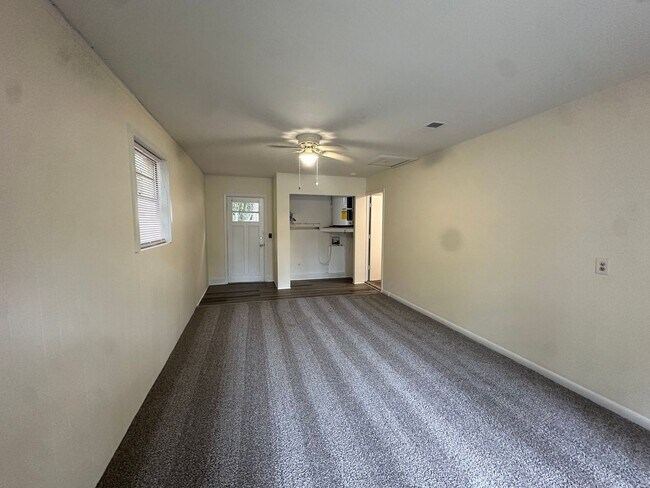 Building Photo - 5854 Michelle Dr