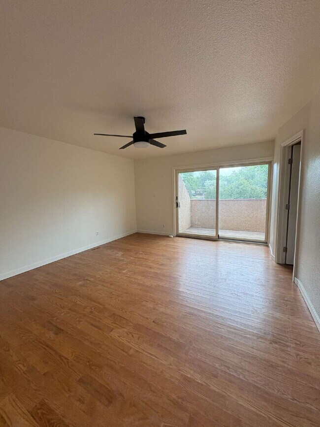 Building Photo - 3 bedroom townhouse