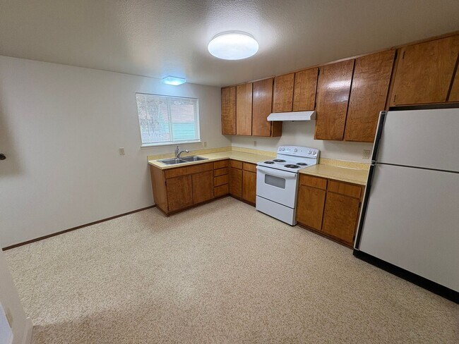 Building Photo - 2 Bed/1 Bath Unit Located in SE Bend Triplex - Month to Month Lease Term