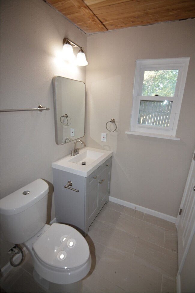 Building Photo - 906 Arrow Lake Dr