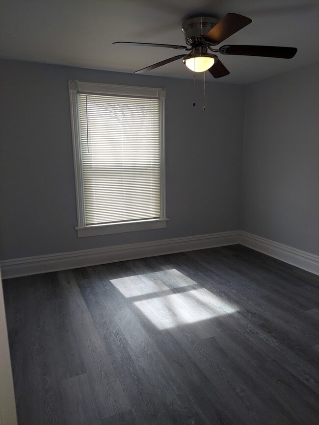 Building Photo - 1009 Garnett Pl