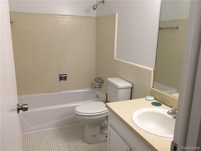 Building Photo - 444 N Fox Hills Dr