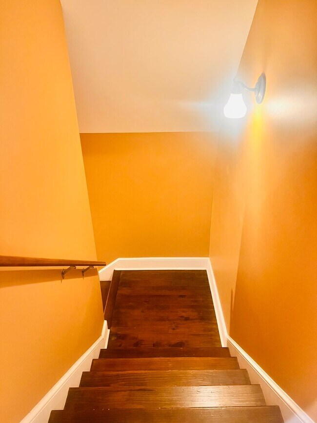 Building Photo - Tucked Away 3 Bedroom Gem on Private Road ...