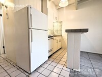 Building Photo - Pre-Lease!! Spacious Studio University Are...