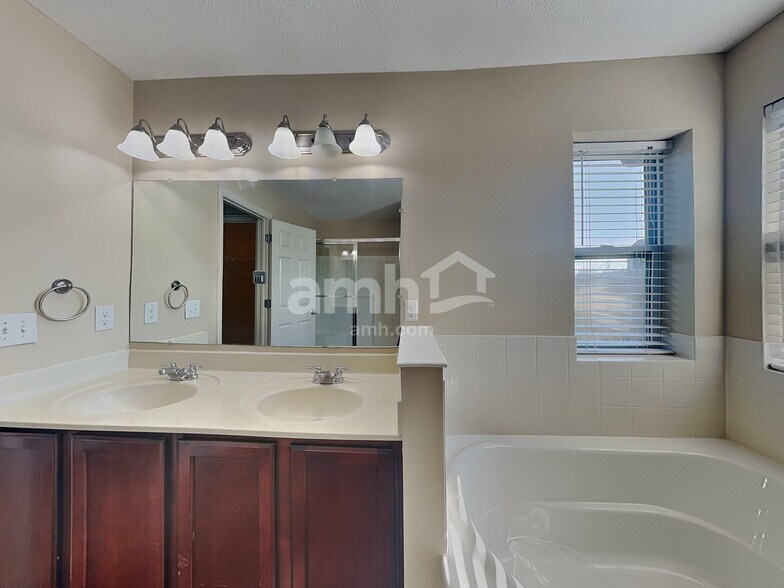 Building Photo - 924 Fresno St