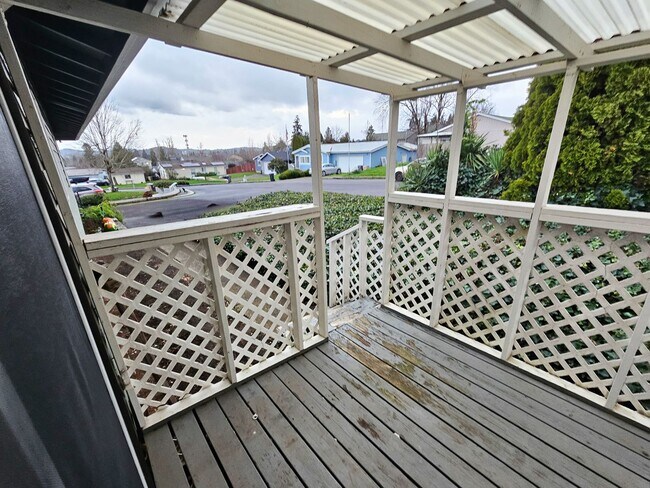 Building Photo - 506 NE Dallas Ct