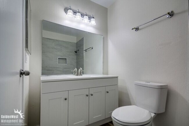 Building Photo - Charming 4Bdm 2Ba Home and Private Patio i...