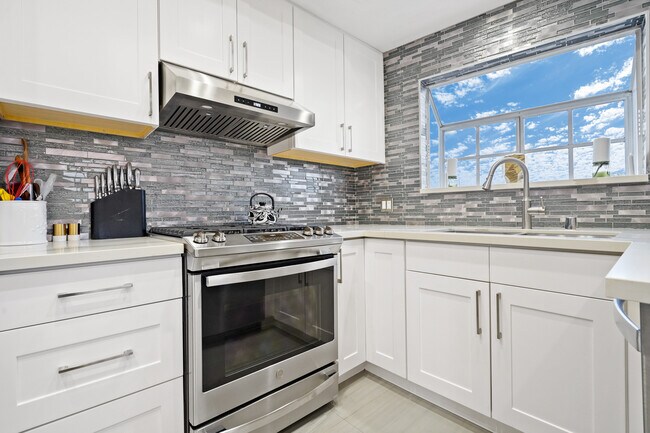 Building Photo - 10627 Ashton Ave