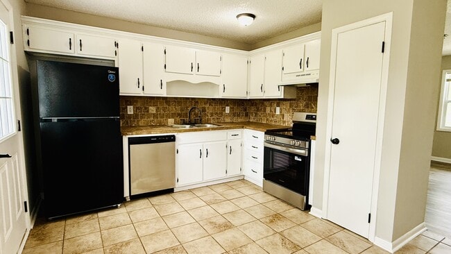 Building Photo - 2432 Yorkshire Dr SW