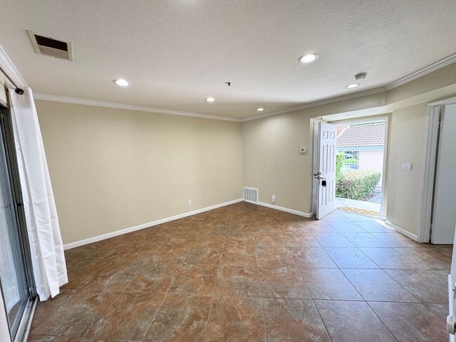 Building Photo - Perfect Shape Livermore Condo with many up...