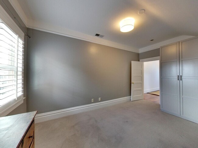 Building Photo - Luxury 5 Bed, 3.5 Bath Home in the Mission! Check out Virtual Tour!