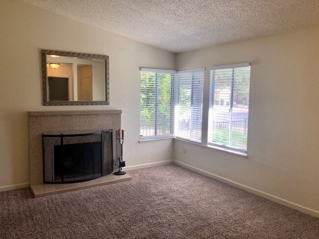 Building Photo - Cute and Sunny 3 Bedroom, 2 Bathroom Home