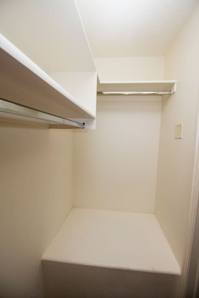 Building Photo - 3 bed, 2.5 bath town house