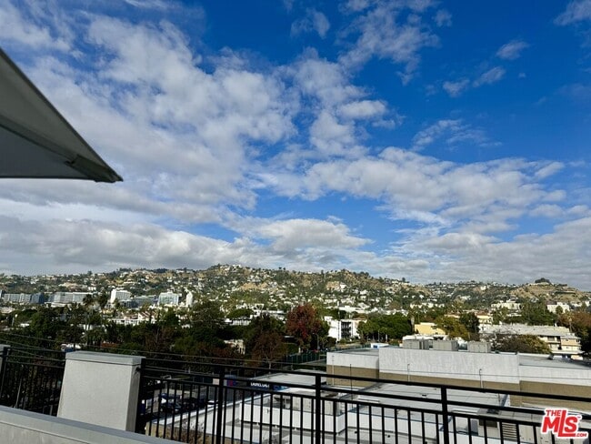 Building Photo - 857 Hayworth Ave