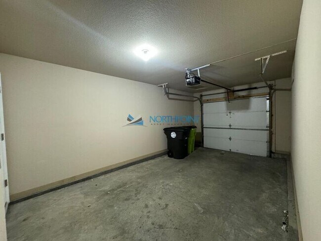 Building Photo - 815 Raven Court
