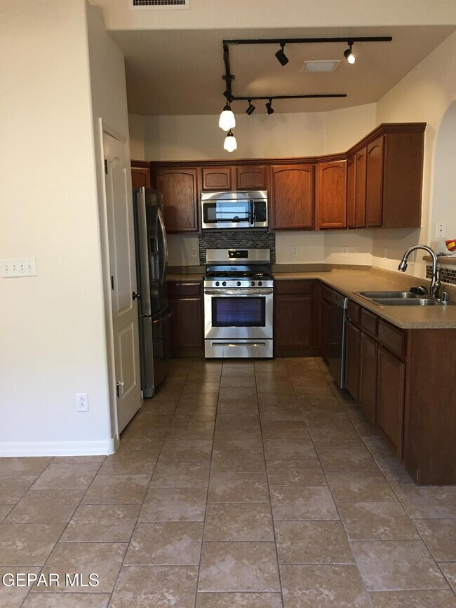 Building Photo - 14345 Apache Point Dr