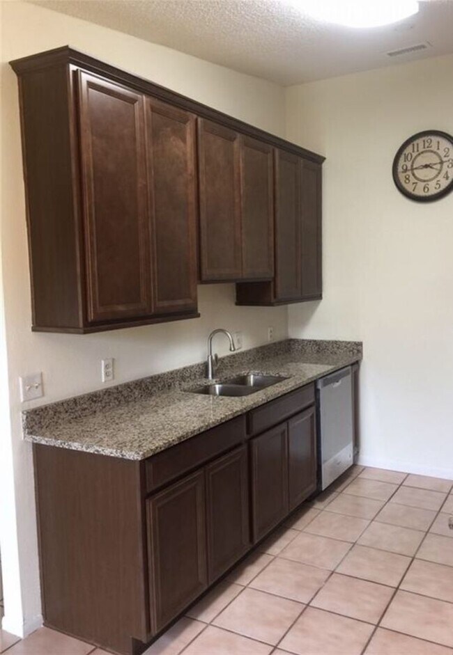 Building Photo - Lovely Home Available in the Royal Manor S...