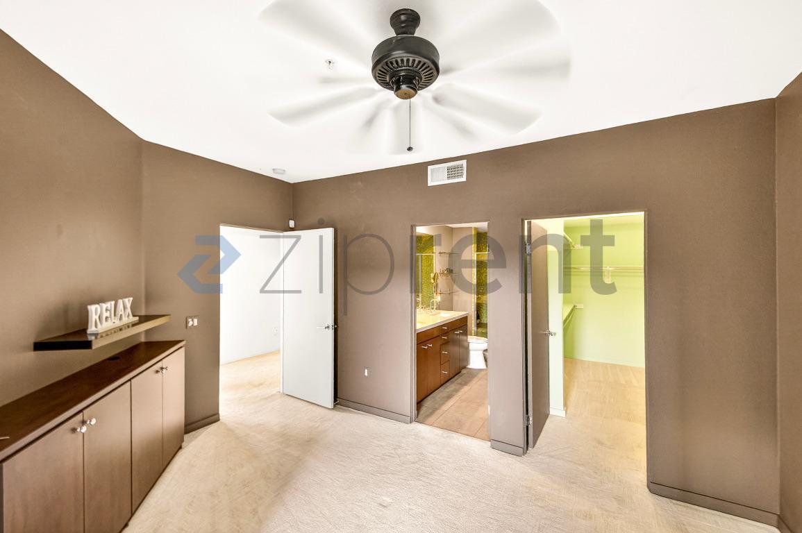 Building Photo - 1010 E Palm Canyon Dr