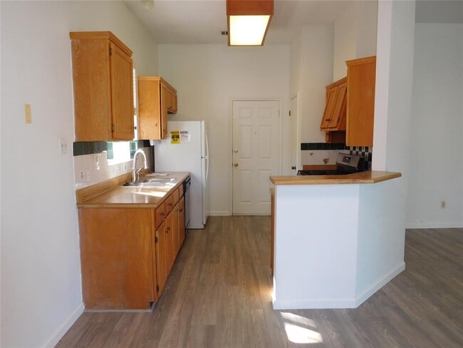 Building Photo - 2202 Quiet Wood Dr