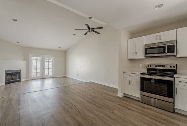 Building Photo - Clean! 3 bed 2 bath Town Home - Central PHX - Gated - Pool! MOVE-IN SPECIAL!!