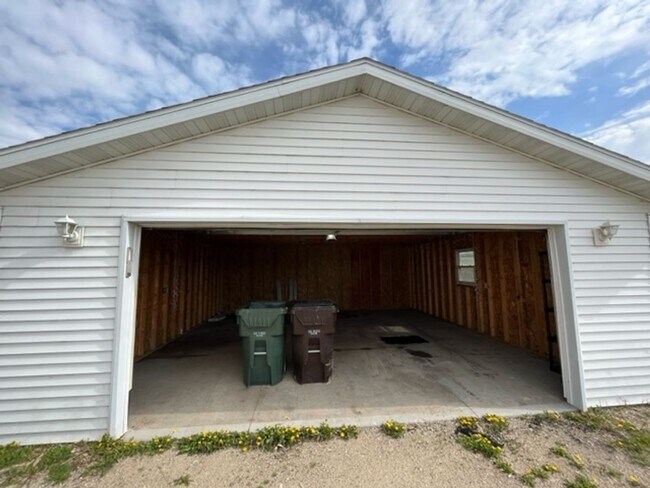 Building Photo - 3908 W Mineral Point Rd