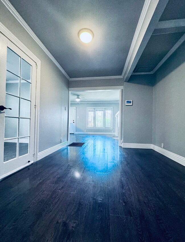 Lots of natural light! - 1007 S Plymouth Blvd