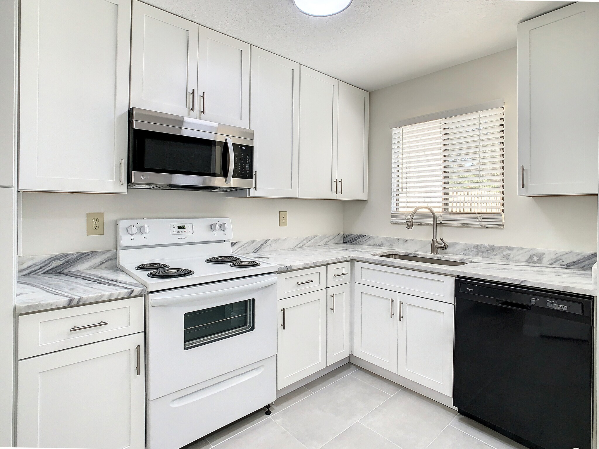 Building Photo - 9027 Pebble Creek Dr