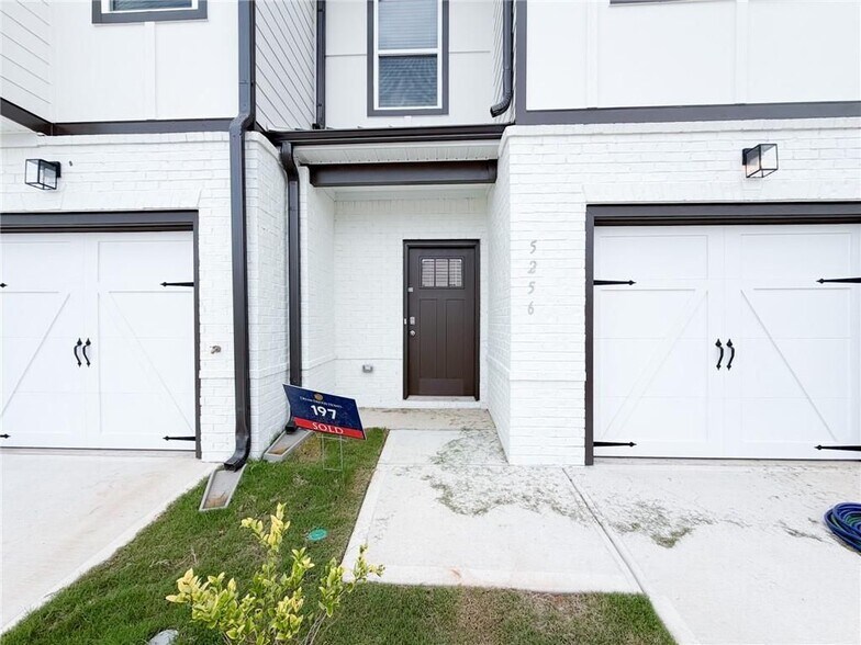 Building Photo - 5256 Magnolia Pl