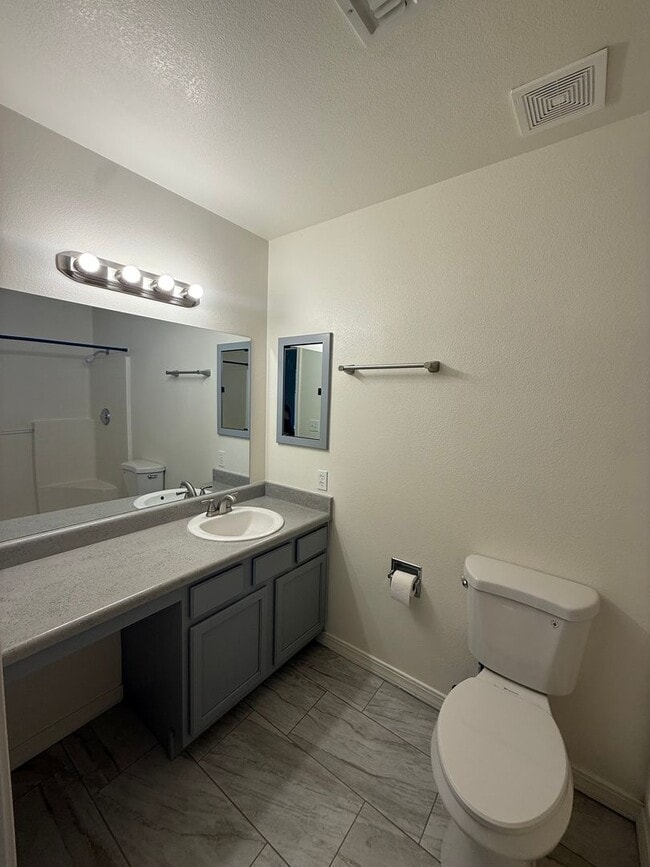 Building Photo - 3 Bedroom 2 Bathroom Home
