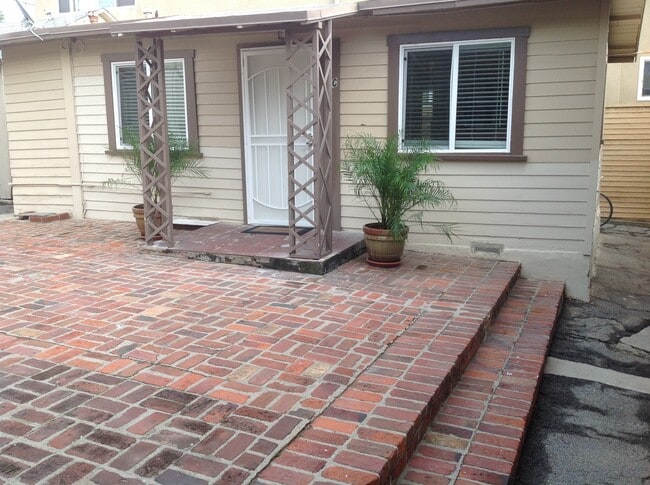 Building Photo - 933 18th St